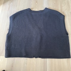 GU ダークグレー ニットベストの画像