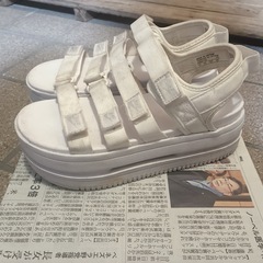 NIKE厚底ホワイトストラップサンダルの画像