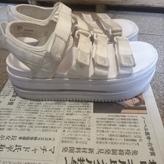 NIKE厚底ホワイトストラップサンダルの画像