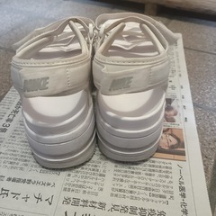 NIKE厚底ホワイトストラップサンダルの画像