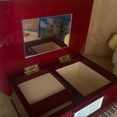 赤いグランドピアノ型オルゴールの画像