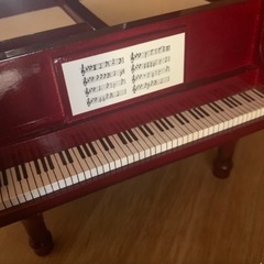 赤いグランドピアノ型オルゴールの画像