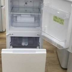 冷蔵庫(配達無料お届け設置出来ます💫都内近郊🚚】信頼のSHARP製✨左右開きどっちでもドア2022年新品購入品✨超極美品✨除菌クリーニング済品✨他にも冷蔵庫.洗濯機.電子レンジ.オーブン電子レンジ.炊飯器.テーブル&椅子.机&チェアー.ベット&マットレス.ドレッサーなど多種多様な美品が有ります✨お気軽にお問い合わせ下さい💫の画像