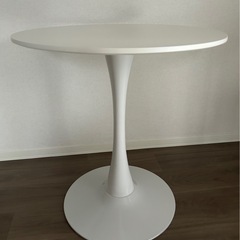 カフェ風丸テーブルの画像