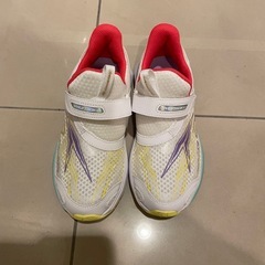 新品同様　子ども外靴　22.5センチ　白　スニーカー　瞬足　ワイドEEEの画像