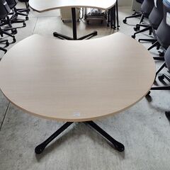 オカムラ　アクティアフェロー　ムーン型テーブル　キャスター付き　Ｗ1200ｘ1100　H720『中古美品』複数入荷！の画像