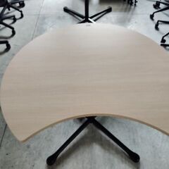 オカムラ　アクティアフェロー　ムーン型テーブル　キャスター付き　Ｗ1200ｘ1100　H720『中古美品』複数入荷！の画像