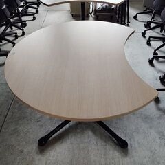 オカムラ　アクティアフェロー　ムーン型テーブル　キャスター付き　Ｗ1200ｘ1100　H720『中古美品』複数入荷！の画像