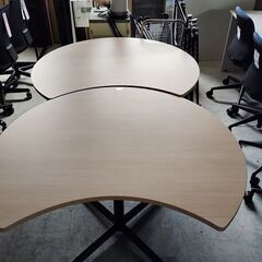 オカムラ　アクティアフェロー　ムーン型テーブル　キャスター付き　Ｗ1200ｘ1100　H720『中古美品』複数入荷！の画像