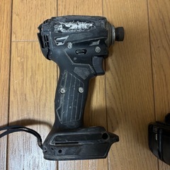 マキタ18vインパクトドライバー　18vバッテリー　急速充電器　の画像