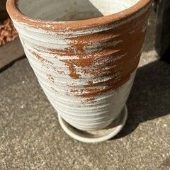 白のアンティーク加工の植木鉢の画像