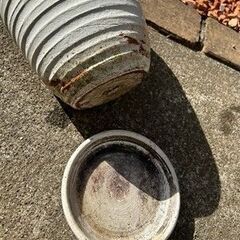 白のアンティーク加工の植木鉢の画像