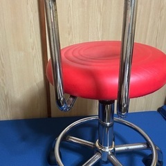 ガス圧レバー、キャスター付き丸椅子
の画像