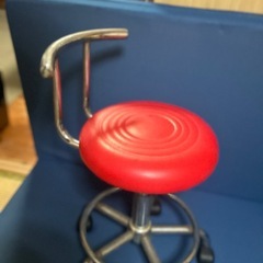 ガス圧レバー、キャスター付き丸椅子
の画像