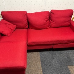 赤い3人掛けソファの画像