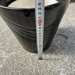 黒色の陶器の植木鉢の画像