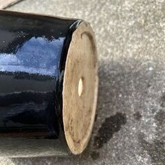 黒色の陶器の植木鉢の画像