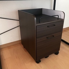 机　デスク　キャビネット付きの画像