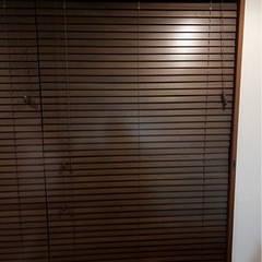 12/25引取り限定‼️ウッドブラインド ダークブラウン スラット50mm幅 I型バランス付き 掃き出し窓用 　 の画像