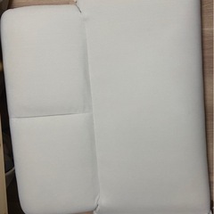 ホワイトソファセット 丸型クッション+ IKEAのソファ用ブランケット付きの画像