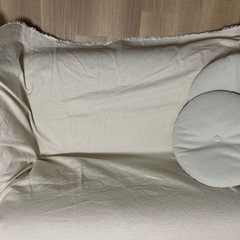 ホワイトソファセット 丸型クッション+ IKEAのソファ用ブランケット付きの画像