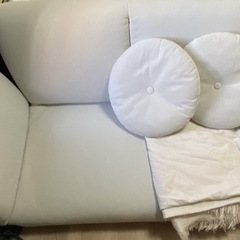 ホワイトソファセット 丸型クッション+ IKEAのソファ用ブランケット付きの画像