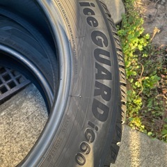 ホイール無しのスタッドレスタイヤの画像