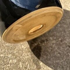 黒色の植木鉢の画像