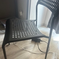 テーブルと椅子の画像