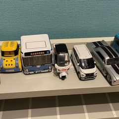 ミニカーと収納棚の画像