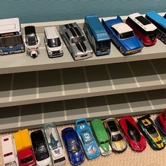 ミニカーと収納棚の画像