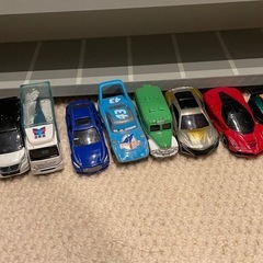 ミニカーと収納棚の画像