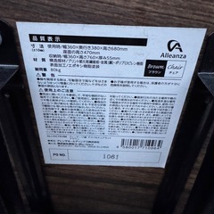 テーブルとイスの画像