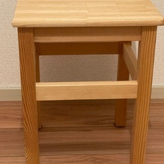 IKEAのスツールと脚立の画像