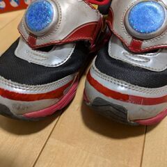 (年内550円)ウルトラマン　光るスニーカー　18.0の画像