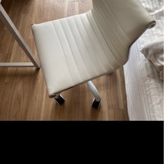 デスク、チェアセットの画像