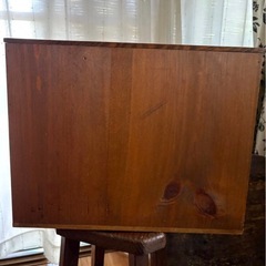 アンティークシンプルな木製家具の画像