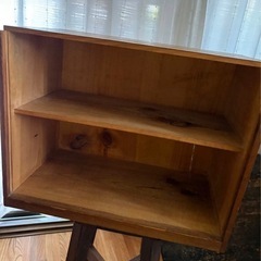 アンティークシンプルな木製家具の画像