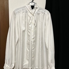 黒ロングスカートと白ブラウスの画像