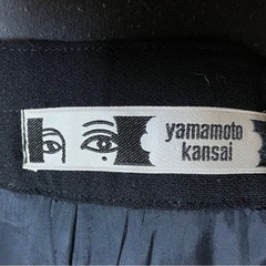 黒ロングスカートと白ブラウスの画像