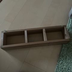 木製ゴミ箱と棚の画像