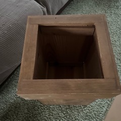 木製ゴミ箱と棚の画像