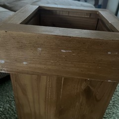 木製ゴミ箱と棚の画像