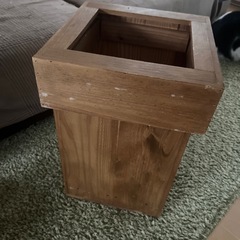 木製ゴミ箱と棚の画像