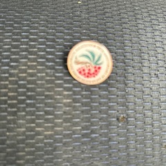 コイン、ピンバッチ、くしの画像