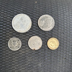 コイン、ピンバッチ、くしの画像