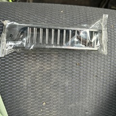 コイン、ピンバッチ、くしの画像