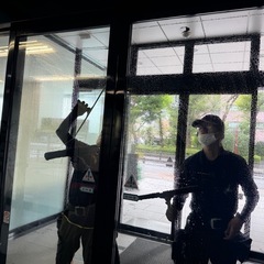 ビルの窓ガラス清掃 ☆経験者日給13000円以上可能です☆の画像