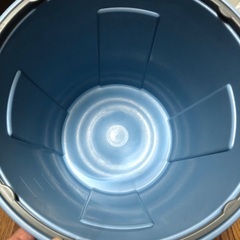 ゴミ箱　45 L  ブルー　蓋付き　ゴミ袋固定リング付きの画像