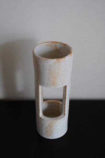 志野釉の竹形陶器花瓶
